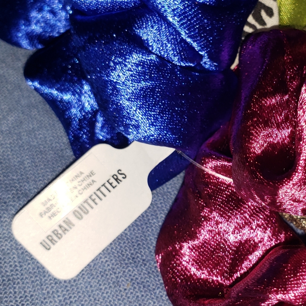 UO 5pk of scrunchies - Picture 5 of 6